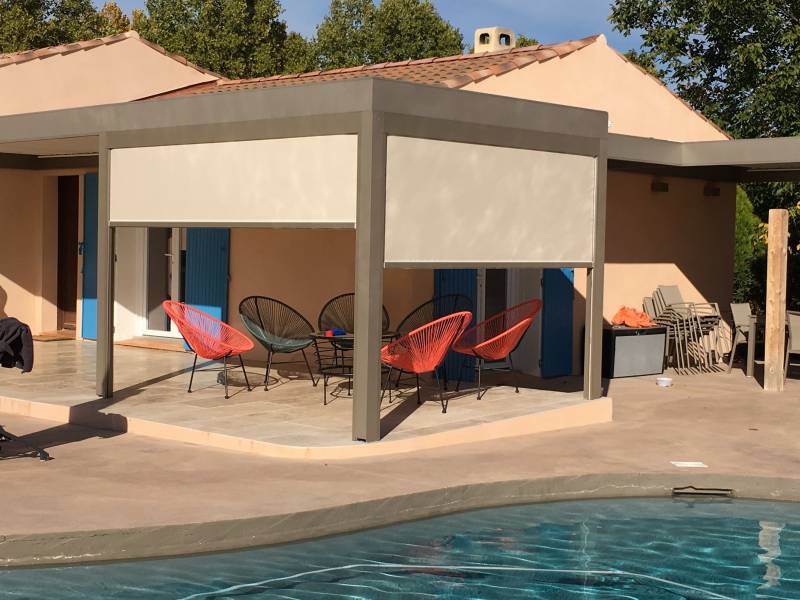 Installation de 2 stores Zip beige pour une protection contre la chaleur et les moustiques d’une pergola bioclimatique à La Garde près de Toulon Var 83