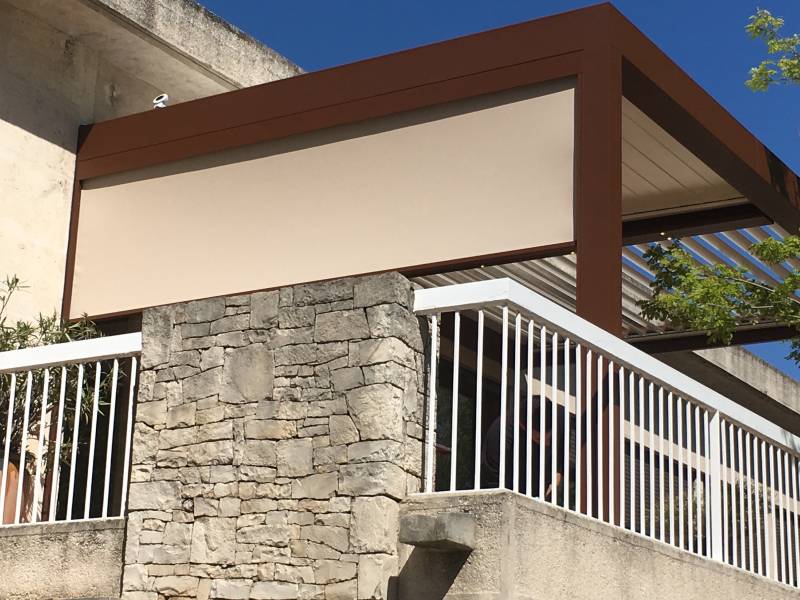 Montage d’un store Zip vertical fonction brise-soleil et vue pour une pergola bioclimatique à Saint-Raphaël dans le Var 83