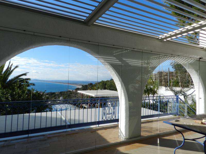 Baies coulissantes panoramiques pour une pergola bioclimatique à Hyères près de Toulon dans le Var 83