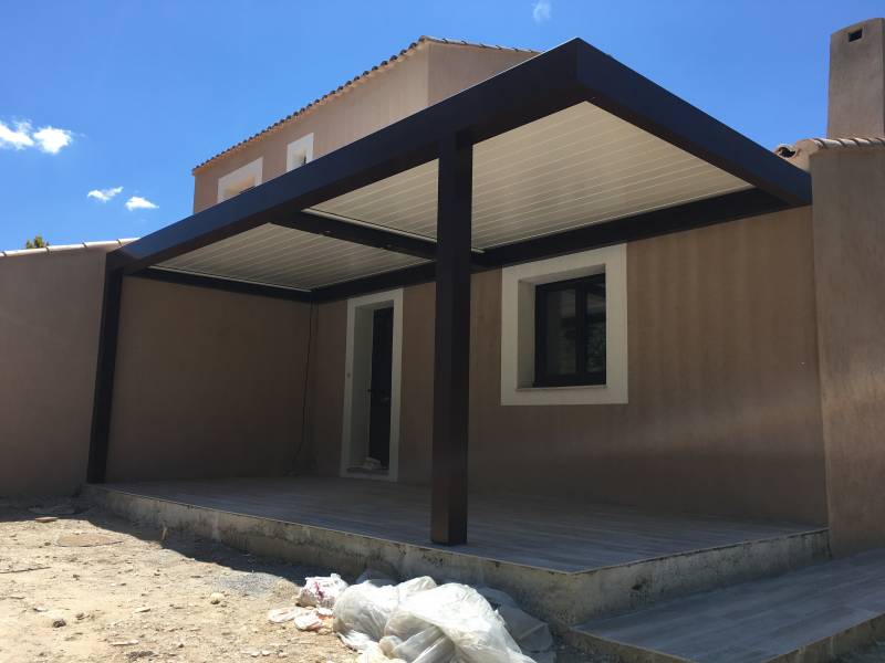 Installation d’une pergola bioclimatique pour protéger et agrandir l’entrée d’une villa récente de Saint-Maximin-la-Sainte-Baume Var 83