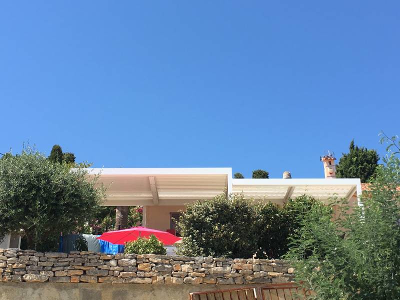 Pose d’une pergola bioclimatique design adossée à une villa provençale de Rousset près d’Aix-en-Provence 13