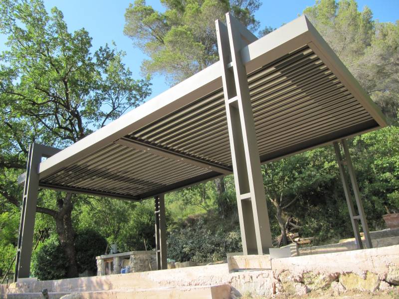 Pose d’une pergola bioclimatique autoportante avec arche double avec spots Led orientables au coeur d’une pinède dans une propriété de Ventabren à 20 minutes d’Aix-en-Provence 13