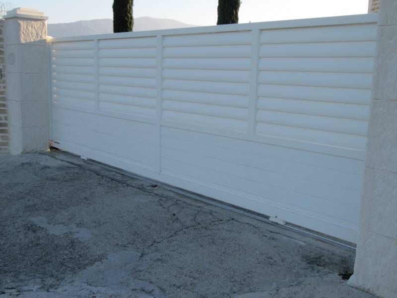 Installation d’un portail coulissant sur mesure en aluminium laqué blanc moderne pour une maison de Bras proche de Saint-Maximin-la-Sainte-Baume Var 83