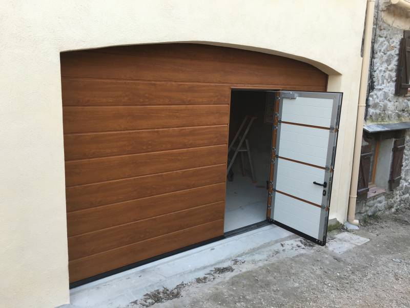 Installation d’une porte de garage sectionnelle motorisée avec portillon effet bois haut de gamme à Saint-Maximin-la-Sainte-Baume Var 83