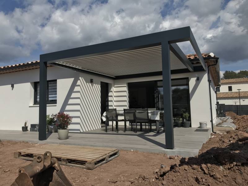 Pergola adossée pour terrasse contemporaine à Puget sur Argens près de Saint-Raphaël Var 83